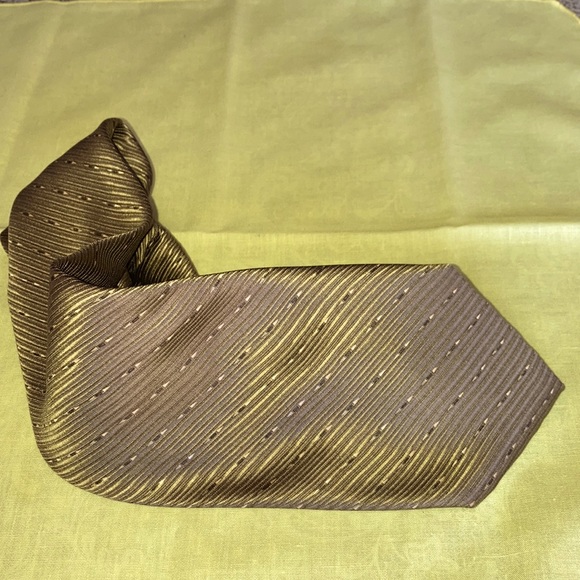 Alfani Other - ALFANI Ital. men’s silk necktie, 3 3/4” wide, gold & brown diagonal design $19